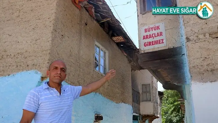 Kendisinden geriye astığı tabelalar kaldı