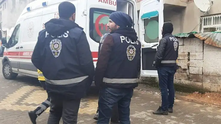 Kendisine zarar veren genç kız hastaneye kaldırıldı