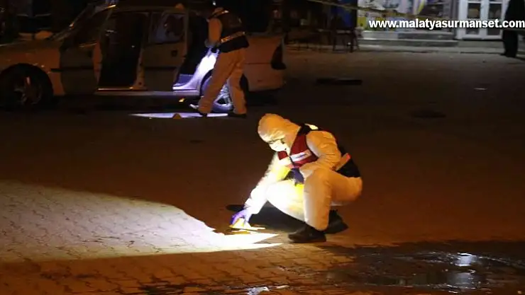 Kendisini icraya veren eski dünürünü ailesiyle birlikte katletti