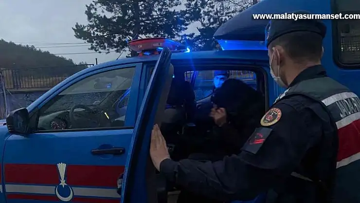 Kendisini kargo görevlisi olarak tanıttı, evine girdiği kadını darp ederek soymaya çalıştı