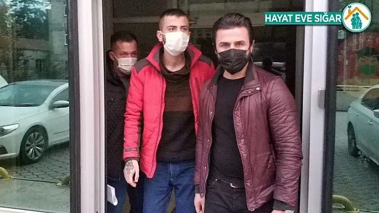 Kendisini silahla vuranı bıçakladı