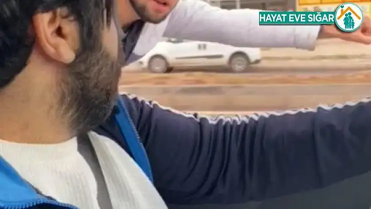 Kesilen cezalardan ibret almadı, patenle araca tutunarak bir adres daha sordu