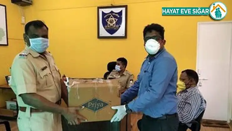 Khed bölgesine maske ve el dezenfektanı yardımı