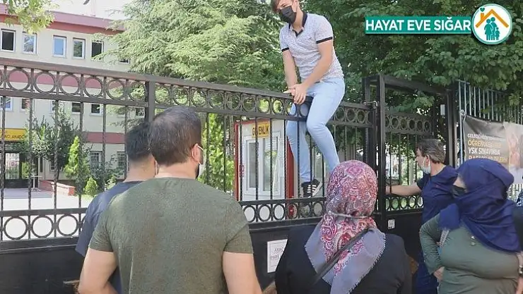 Kimi gözyaşına boğuldu, kimi demir kapıdan atlayarak şansını denedi