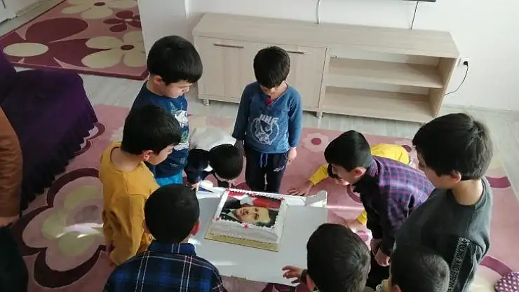 Kimsesiz çocuklardan evlat nöbetindeki ailelere teşekkür