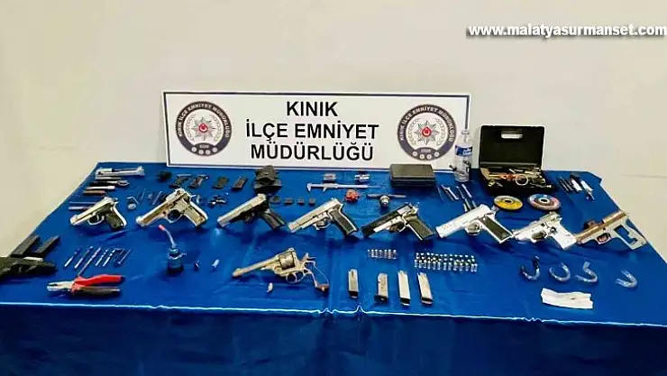 Kınık'ta operasyon: Çok sayıda silah ele geçirildi