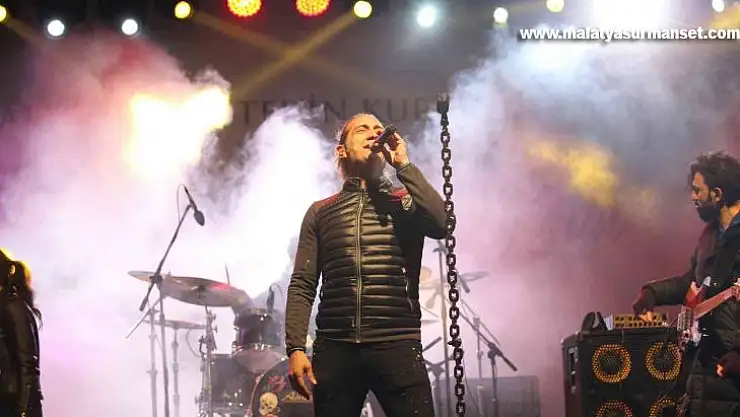 Kıraç ve Zeynep Bastık sevilen şarkılarıyla gazi şehirlileri mest etti