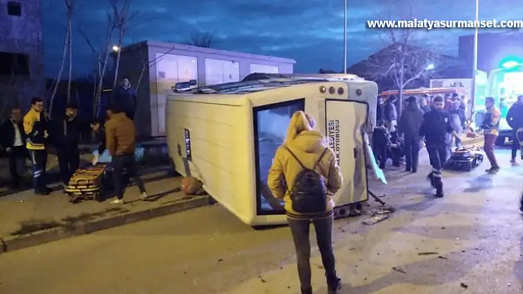 Halk otobüsü ile otomobil çarpıştı: 7 yaralı