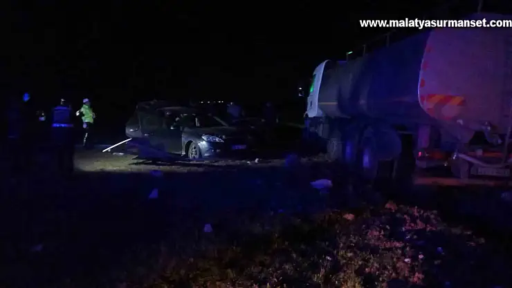 Tanker ile otomobilin çarpıştığı kazada 2 kişi öldü