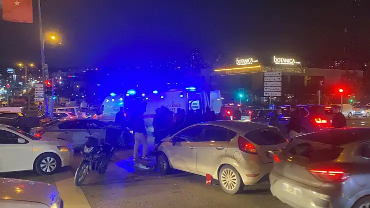 Kırmızı Işık Faciası: Otomobil Motosikletlere Çarptı, 2 Yaralı