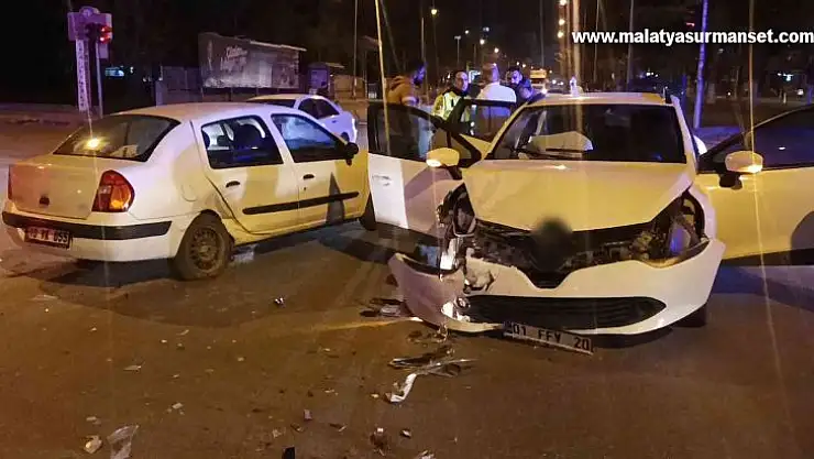 Kırmızı ışık ihlali kazaya neden oldu: 2 yaralı