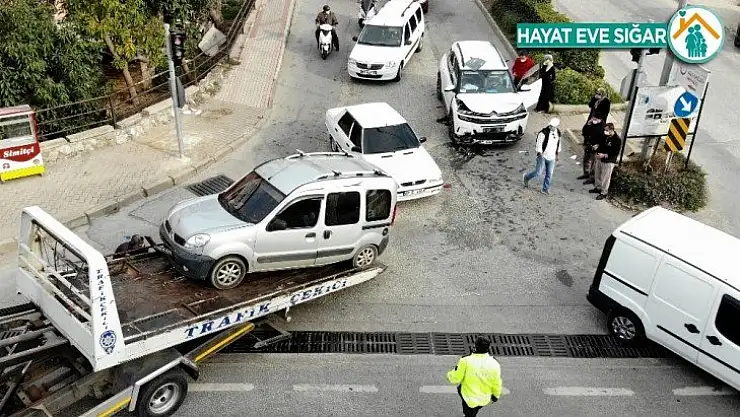 Kırmızı ışıkta 3 araçlı zincirleme kaza: 4 yaralı
