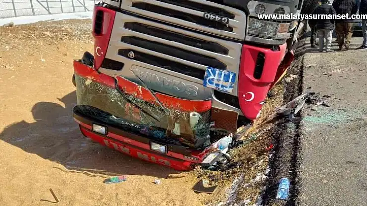 Kırşehir'de buğday yüklü tır devrildi