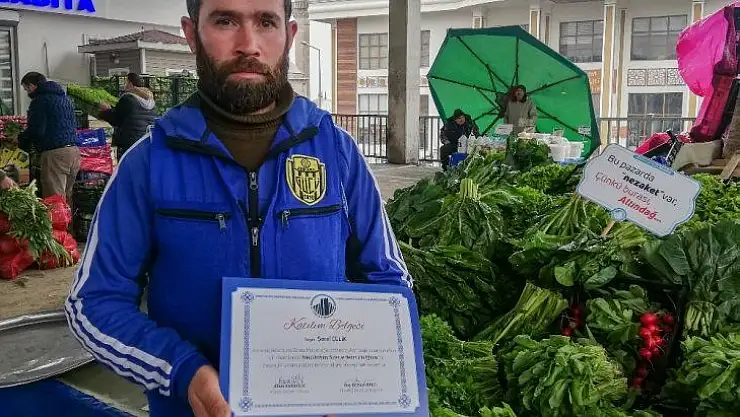 Kişisel gelişim eğitimi alan pazar esnafı tezgahındaki dövizlerle 'hoşgörü' mesajı verdi