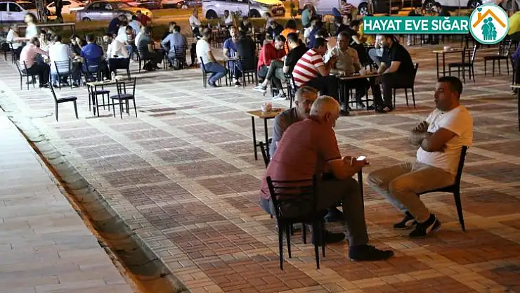 Kısıtlamaların kalktığı ilk akşamda vatandaşlar sokakları doldurdu