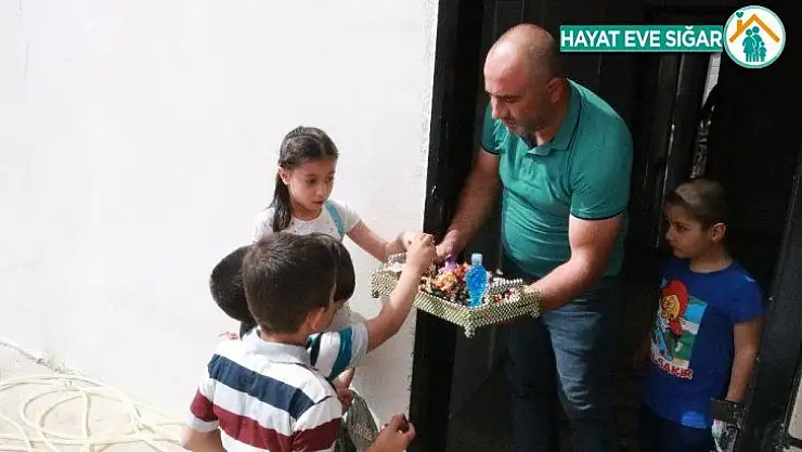 Kısıtlamayı dinlemeyen çocuklar kapı kapı dolaşıp şeker topladı