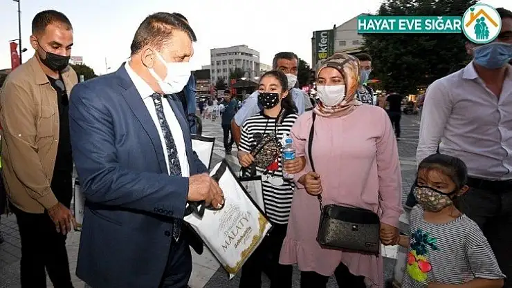 Kitap dağıtan Gürkan, kütüphane müjdesi verdi