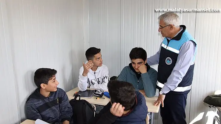Kitapları Enkaz Altında Kalan Öğrencilere Başkan Güder'den Sınav Seti Hediyesi