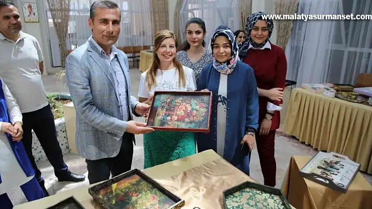 Kız öğrenci yurdunda el sanatları sergisi