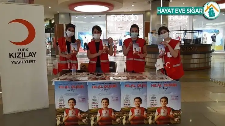 Kızılay hem bağış topluyor, hem de yardım ediyor