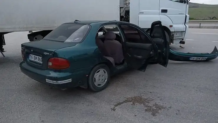 Kızını hastaneye götüren sürücü ters şeride girdi: 2 yaralı