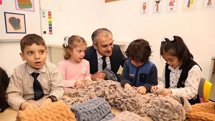 Kocaeli'de çocukların ördüğü atkı, evlat nöbetindeki ailelere teslim edildi