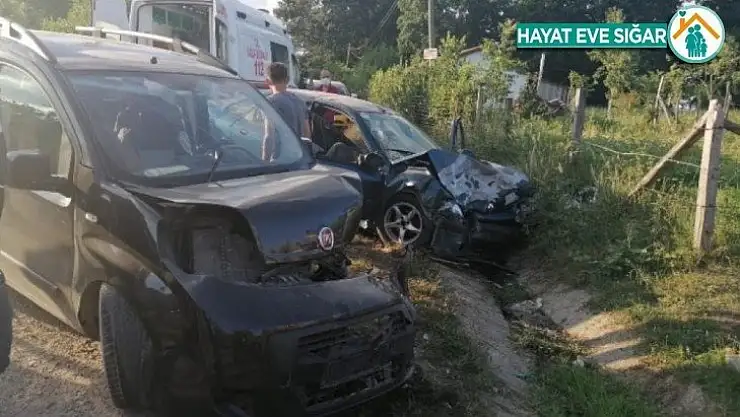 Kocaeli'de hafif ticari araç ile otomobil çarpıştı: 8 yaralı