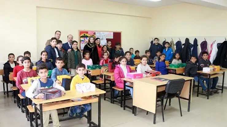 Kolej öğrencilerinden köy okullarına anlamlı yardım