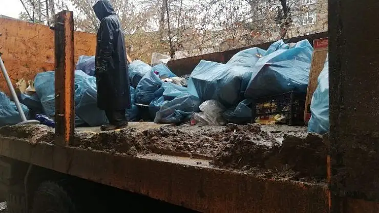 Kömürlükten bir kamyon çöp çıktı