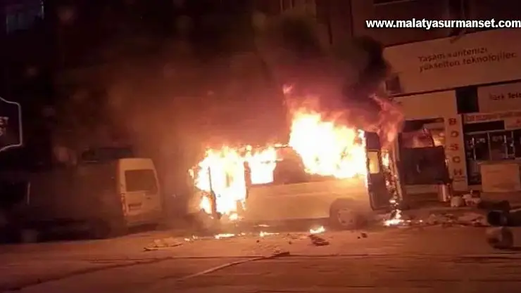 Kontağın çevrilmesiyle transit bir anda patlayıp alev topuna döndü: 1 yaralı