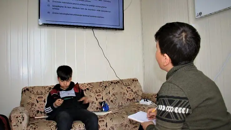 Konteyner evlerdeki öğrenciler, televizyon ve internetten derslerini işlemeye başladı