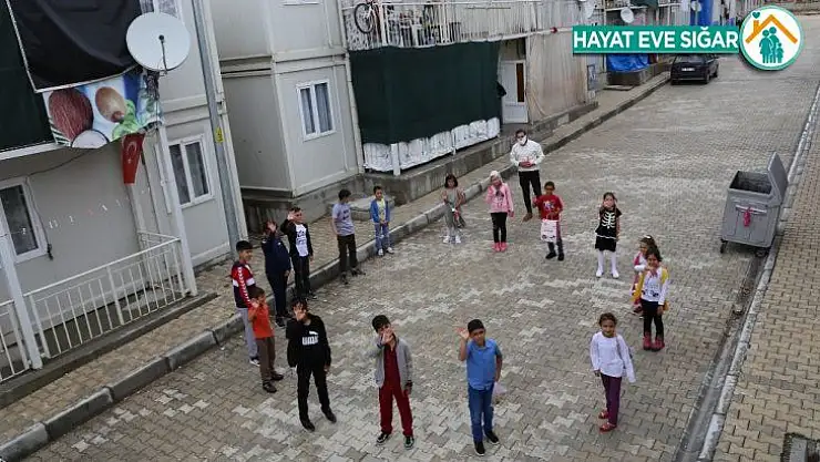 Konteyner kentlerde çocukların bayram sevinci