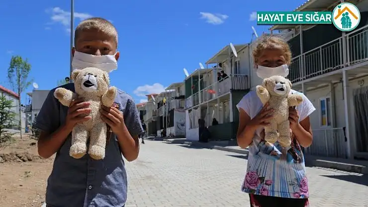 Konteyner kentte kalan çocukların, yüzü hediye oyuncaklarla güldü