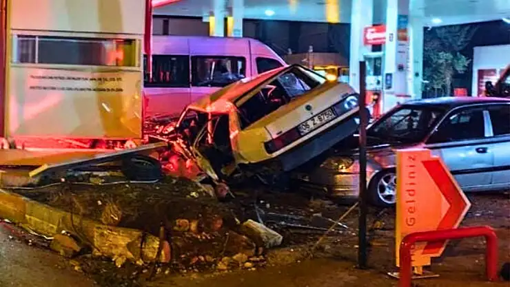 Kontrolden Çıkan Araç 3 Otomobile Çarptı 1 Ölü 1 Ağır Yaralı