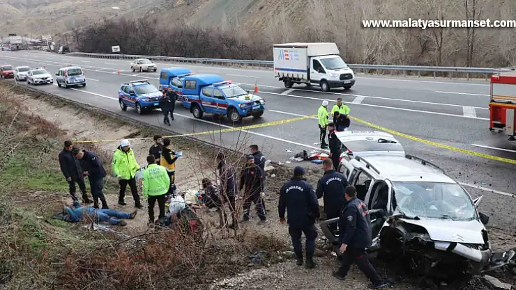 Kontrolden çıkan hafif ticari araç bariyerlere çarptı: 2 ölü, 3 yaralı