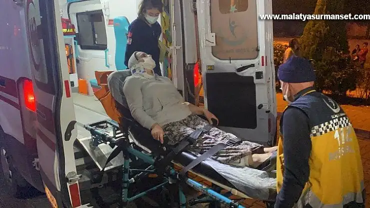 Kontrolden çıkan otomobil ağaçlık alana uçtu : 2 yaralı
