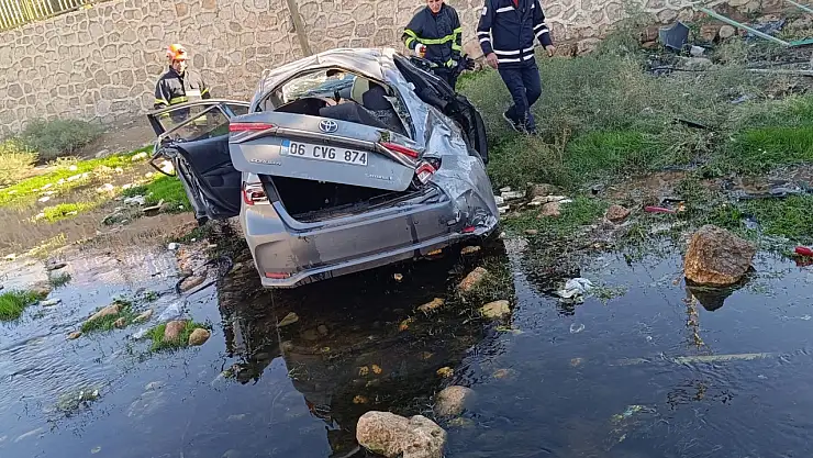 Kontrolden Çıkan Otomobil Dereye Düştü 1 Ölü 2 Yaralı