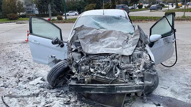 Kontrolden Çıkan Otomobil Kamyona Çarptı 1 Ölü