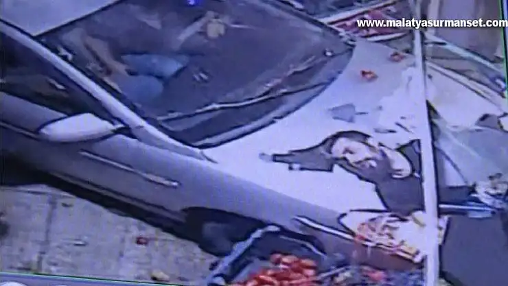 Kontrolden çıkan otomobil markete daldı: 1 yaralı