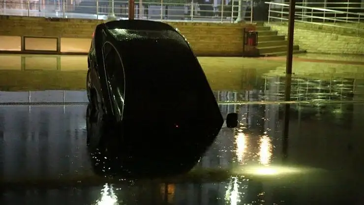 Kontrolden çıkan otomobil otelin havuzuna uçtu