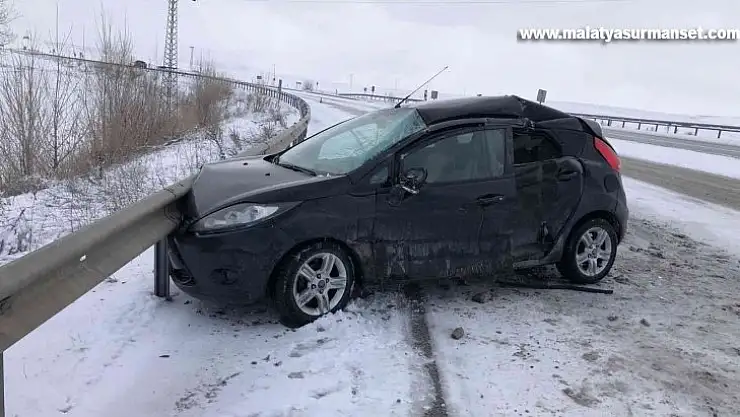 Kontrolden çıkan otomobil tıra arkadan çarptı: 2 yaralı