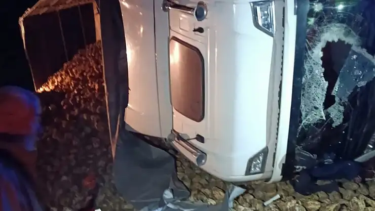 Kontrolden Çıkan Tır Devrildi 1 Ölü