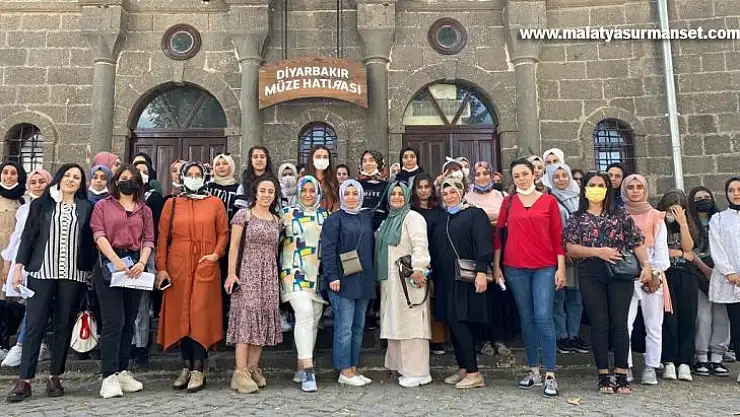 Konukevi Kız Yurdu'nun yeni öğrencileri kenti gezdi