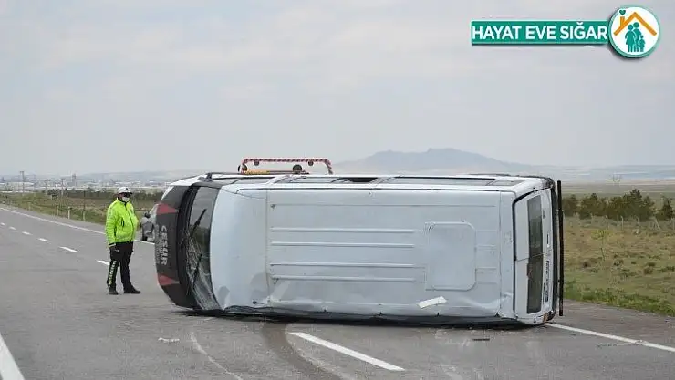 Konya'da işçileri taşıyan minibüs devrildi: 4 yaralı