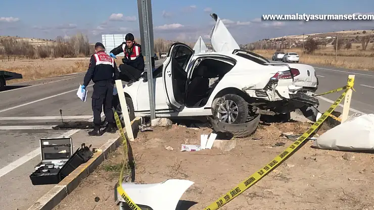 Otomobille kamyonet çarpıştı: 1 ölü, 4 yaralı