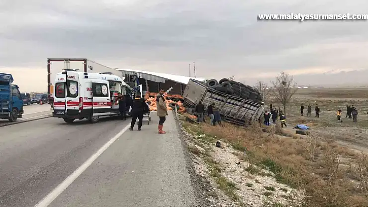 Tır ile kamyon kafa kafaya çarpıştı: 2 ölü, 1 yaralı