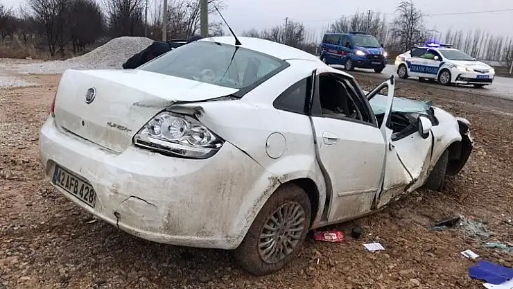 Konya'da otomobil direğe çarptı: 4 yaralı