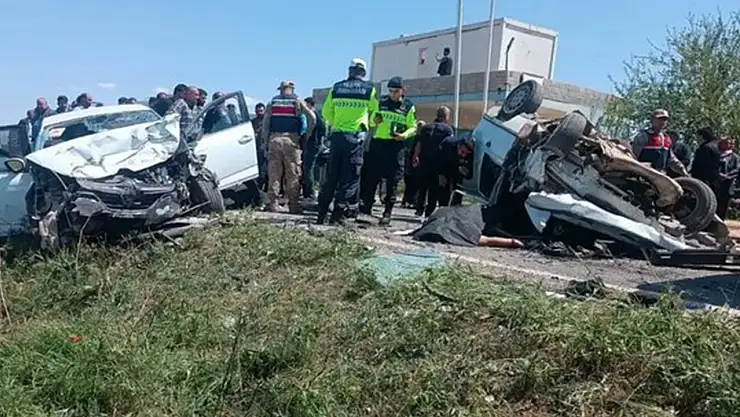 Korkunç Kazada 3 Kişi Hayatını Kaybetti 2 Kişi Yaralı