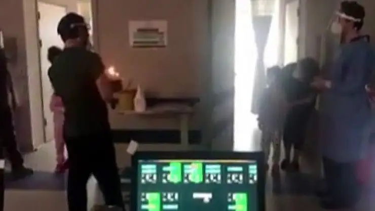 Korona virüs hastası minik ikizlere hastanede doğum günü sürprizi