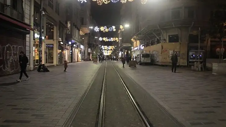 Korona virüs nedeniyle İstiklal Caddesi ve Taksim Meydanı boş kaldı
